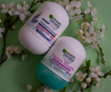 16 Nisan 2022 Ukrayna, Kyiv deodorantının şehri Garnier kiraz çiçekleri