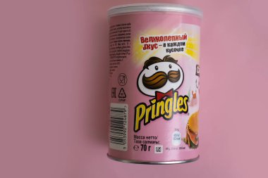 24 Nisan 2022 Ukrayna şehri Kyiv Pringles çipleri arka planda