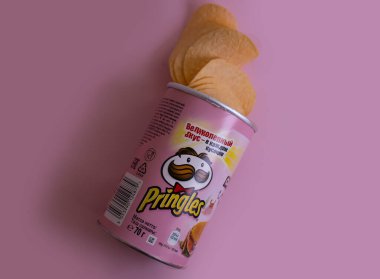 24 Nisan 2022 Ukrayna şehri Kyiv Pringles çipleri arka planda