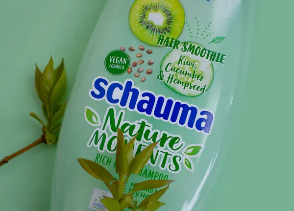 24 Nisan 2022 Ukrayna şehri renkli arka planda Kyiv Schauma şampuanı