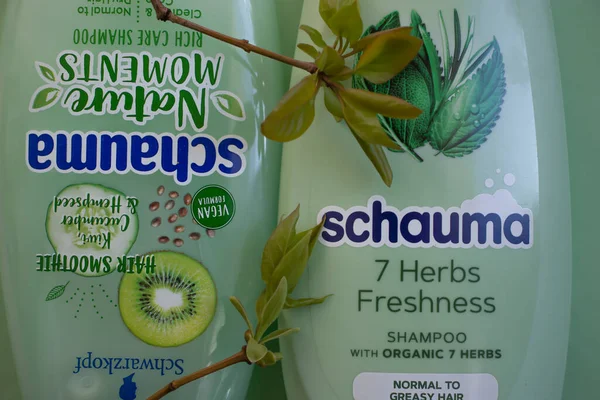 24 Nisan 2022 Ukrayna şehri renkli arka planda Kyiv Schauma şampuanı