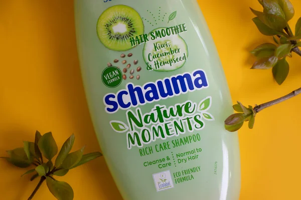 24 Nisan 2022 Ukrayna şehri renkli arka planda Kyiv Schauma şampuanı