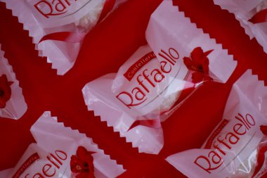 22 Nisan 2022 Ukrayna şehri Kyiv, Raffaello şekerleri