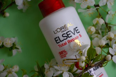 16 Nisan 2022 Ukrayna şehri Kyiv, Loreal şirketinden Elseve şampuanı çiçeklerle renklendirilmiş.