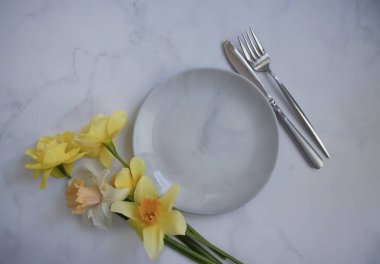 Hafif arka planda narsisli çiçek tabağı