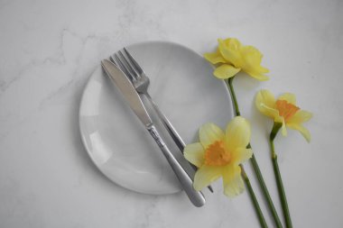 Hafif arka planda narsisli çiçek tabağı