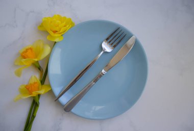 Hafif arka planda narsisli çiçek tabağı