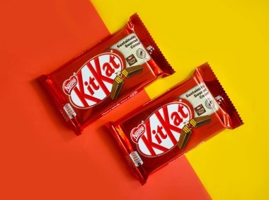 3 Mayıs 2022 Ukrayna, Kyiv City Kit Kat çikolatası renkli arka planda, Nestle şirketi tarafından üretilen