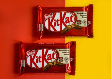 3 Mayıs 2022 Ukrayna, Kyiv City Kit Kat çikolatası renkli arka planda, Nestle şirketi tarafından üretilen