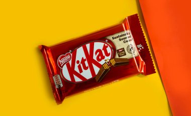 3 Mayıs 2022 Ukrayna, Kyiv City Kit Kat çikolatası renkli arka planda, Nestle şirketi tarafından üretilen