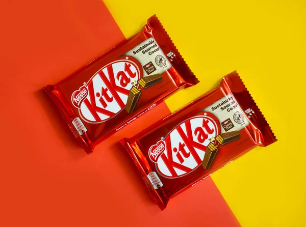 3 Mayıs 2022 Ukrayna, Kyiv City Kit Kat çikolatası renkli arka planda, Nestle şirketi tarafından üretilen