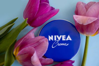 4 Mayıs 2022 Ukrayna, Kyiv şehir kremi Nivea çiçek laleleriyle