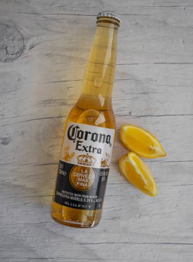 Mayıs 06, 2022 Ukrayna şehri Kyiv cam şişe Corona Extra bira