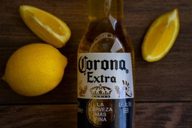 Mayıs 06, 2022 Ukrayna şehri Kyiv cam şişe Corona Extra bira