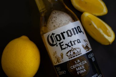 Mayıs 06, 2022 Ukrayna şehri Kyiv cam şişe Corona Extra bira