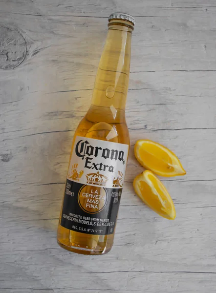 Mayıs 06, 2022 Ukrayna şehri Kyiv cam şişe Corona Extra bira