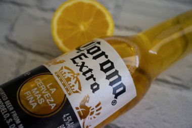 Mayıs 06, 2022 Ukrayna şehri Kyiv cam şişe Corona Extra bira