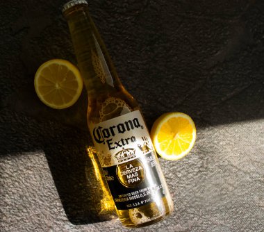 Mayıs 06, 2022 Ukrayna şehri Kyiv cam şişe Corona Extra bira