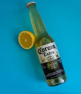 Mayıs 06, 2022 Ukrayna şehri Kyiv cam şişe Corona Extra bira