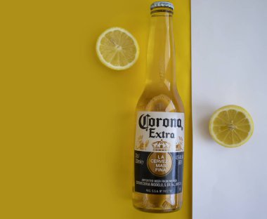 Mayıs 06, 2022 Ukrayna şehri Kyiv cam şişe Corona Extra bira