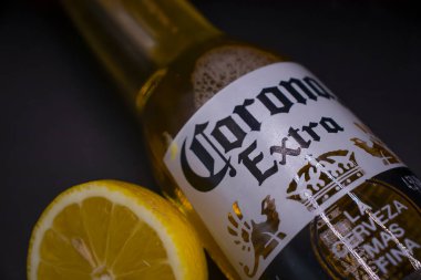 Mayıs 06, 2022 Ukrayna şehri Kyiv cam şişe Corona Extra bira