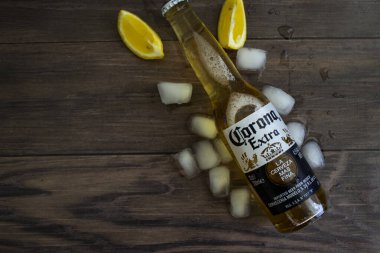 Mayıs 06, 2022 Ukrayna şehri Kyiv cam şişe Corona Extra bira