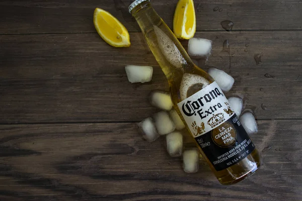 Mayıs 06, 2022 Ukrayna şehri Kyiv cam şişe Corona Extra bira