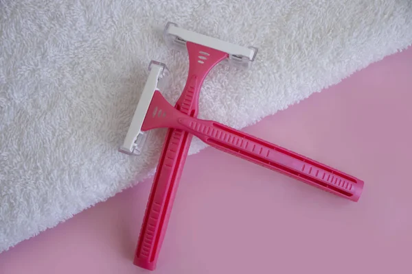 Roze Scheermes Handdoek Gekleurde Achtergrond — Stockfoto
