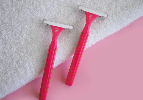 Pink Razor Towel Colored Background — Photo