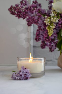 Aroma mumu çiçekli leylak dairede.
