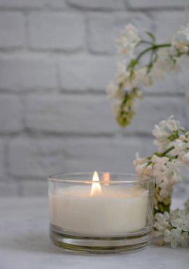 Aroma mumu çiçekli leylak dairede.