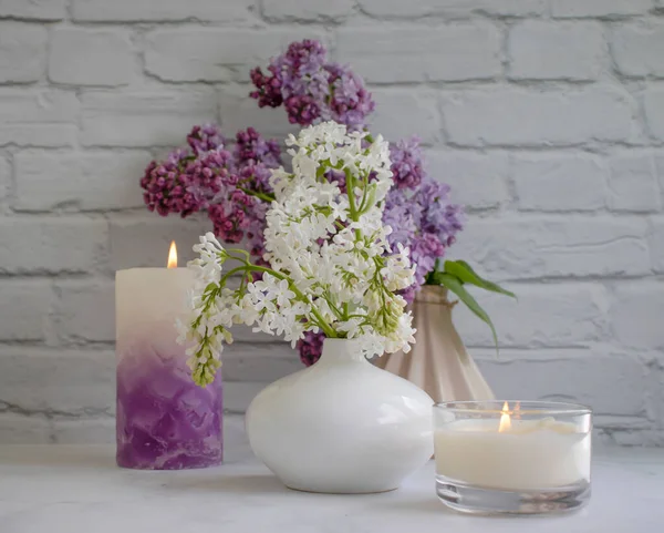 Aroma mumu çiçekli leylak dairede.