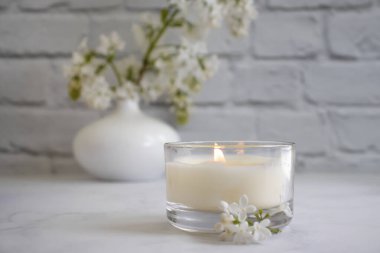 Aroma mumu çiçekli leylak dairede.