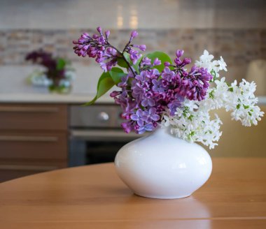 Evdeki güzel leylak çiçeği