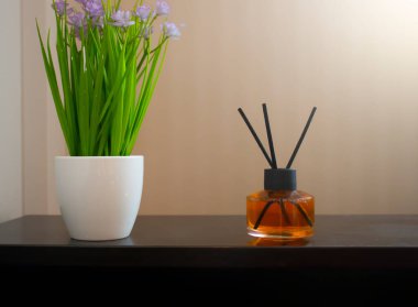 Evin için cam bir şişede parfüm