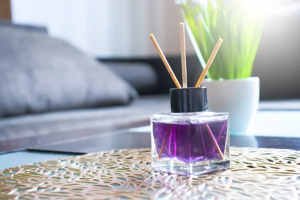 ガラス瓶の中の家庭用香水 — ストック写真