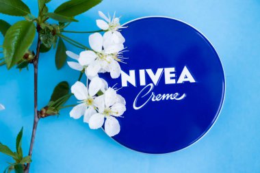 1 Mayıs 2022 Ukrayna, Kyiv şehir kremi çiçekli Nivea