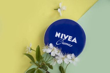 1 Mayıs 2022 Ukrayna, Kyiv şehir kremi çiçekli Nivea