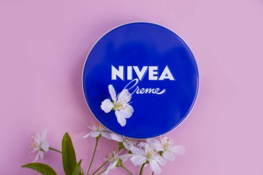 1 Mayıs 2022 Ukrayna, Kyiv şehir kremi çiçekli Nivea