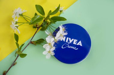 1 Mayıs 2022 Ukrayna, Kyiv şehir kremi çiçekli Nivea