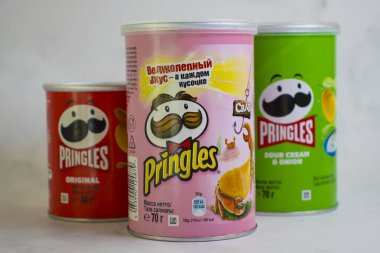 24 Nisan 2022 Ukrayna, Pringles cipsi, orijinal tat Kellog Şirketi 'ne ait.