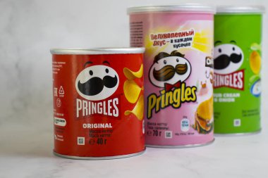 24 Nisan 2022 Ukrayna, Pringles cipsi, orijinal tat Kellog Şirketi 'ne ait.