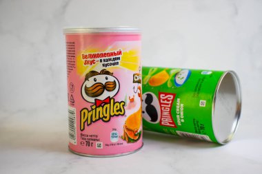 24 Nisan 2022 Ukrayna, Pringles cipsi, orijinal tat Kellog Şirketi 'ne ait.