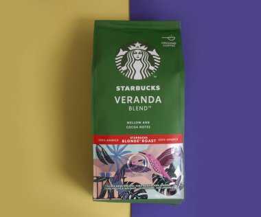 15 Mayıs 2022 Ukrayna, Kyiv şehri. Starbucks şirketinden bir paket kahve.