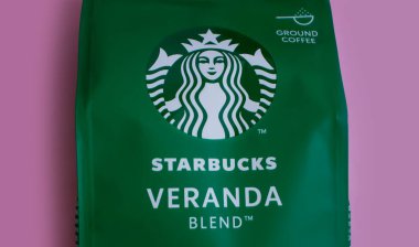 15 Mayıs 2022 Ukrayna, Kyiv şehri. Starbucks şirketinden bir paket kahve.