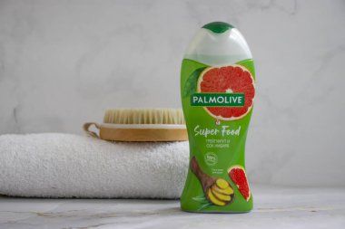 15 Mayıs 2022 Ukrayna, Kyiv şehri açık arkaplanda Palmolive duş jeli