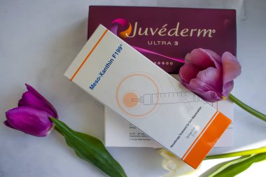 4 Mayıs 2022 Ukrayna şehri Kyiv, hafif arkaplan çiçekli lale üzerinde Juvederm, Meso-Xanthin ve Profhilo 'yu canlandırmak için hazırlıklar yapıyor.