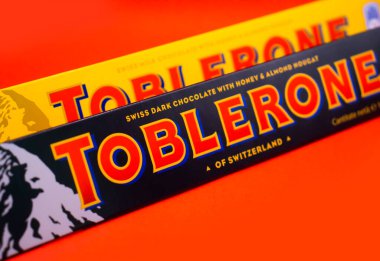 26 Mart 2022 Ukrayna 'nın Kiev Toblerone şehrinde İsviçre sütlü çikolatalar renkli bir arka planda