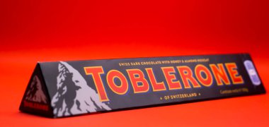 26 Mart 2022 Ukrayna 'nın Kiev Toblerone şehrinde İsviçre sütlü çikolatalar renkli bir arka planda