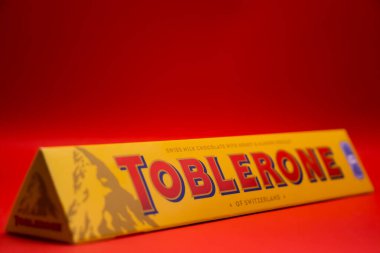 26 Mart 2022 Ukrayna 'nın Kiev Toblerone şehrinde İsviçre sütlü çikolatalar renkli bir arka planda